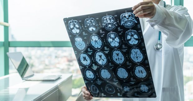 Mai mulți tineri dintr-o provincie canadiană, afectați de o boală neurologică misterioasă. Medicii nu știu ce o declanșează