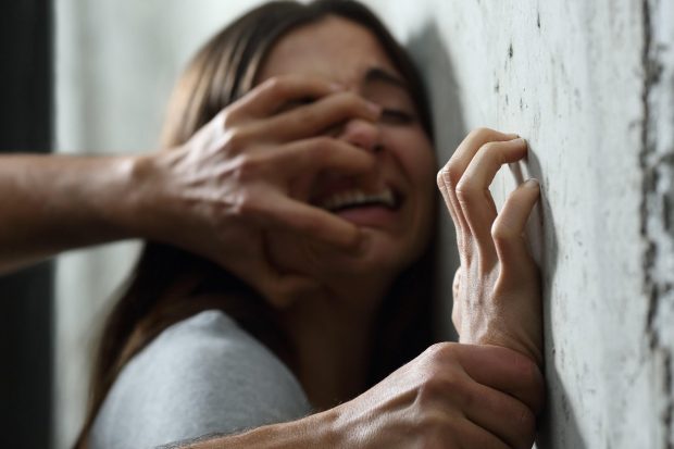 O româncă însărcinată în 8 luni a răpit două tinere și le-a agresat sexual, în Irlanda de Nord, după ce le-a amenințat cu un cuțit