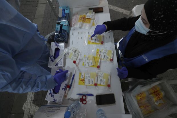 Până la 40% din populația Israelului ar putea fi infectată în noul val al pandemiei, spune premierul Naftali Bennett