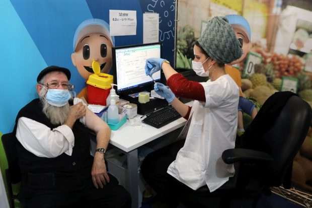 Principalele strategii adoptate în lupta cu Omicron: măsuri împotriva nevaccinaților, lockdown-uri sau o atitudine relaxată