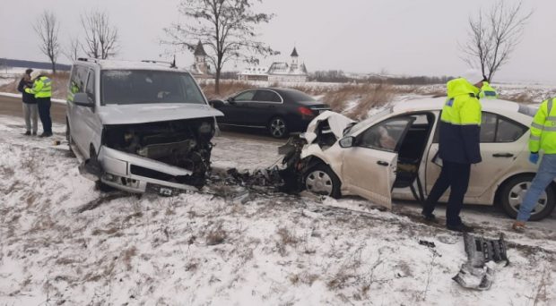 Patru oameni, printre care şi doi copii, au fost răniţi într-un accident în judeţul Botoşani