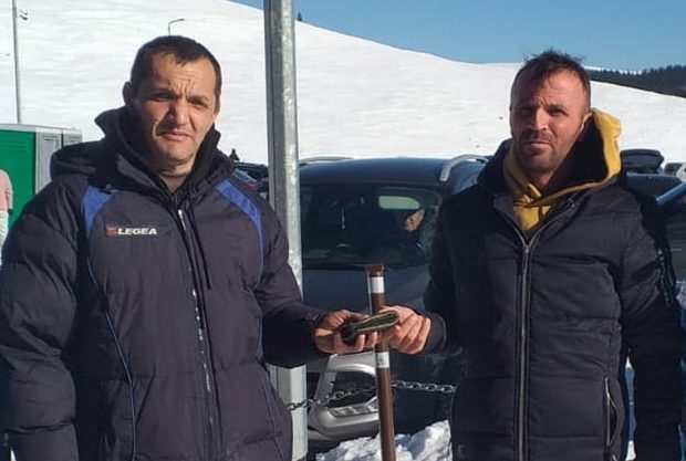 Un jandarm a găsit pe pârtia din Rânca un portofel cu 1.200 de euro, 3.000 de lei şi acte. L-a restituit proprietarului