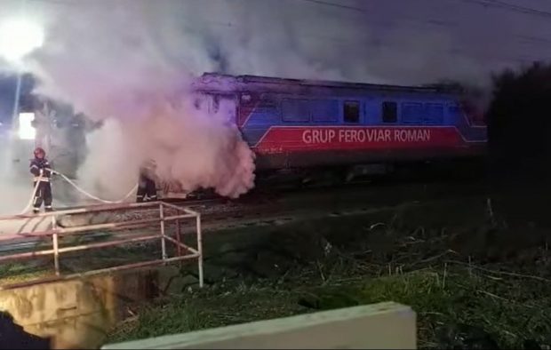 Circulație feroviară blocată mai bine de două ore în Prahova, din cauza unei locomotive care a luat foc