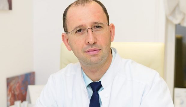 Interviu cu medicul din Cluj care a demisionat, în aplauzele colegilor, acuzând neregulile din spital: „Acum regret că m-am întors în țară”. Replica managerului