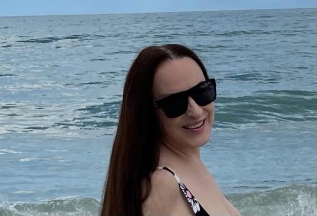 Maria Dragomiroiu, în costum de baie la 66 de ani. Cum s-a fotografiat pe plaja din Miami