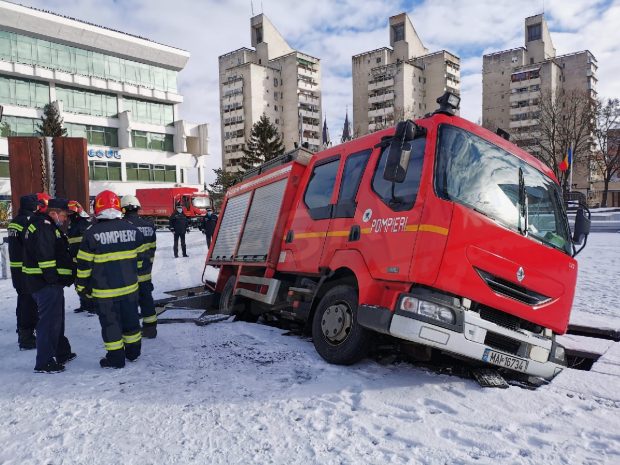 Două autoutilitare MAI au distrus și au rămas blocate într-o fântână arteziană din Satu Mare