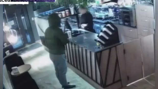 Un bărbat a fost reținut după ce a jefuit o cafenea din Suceava, amenințând o vânzătoare cu un pistol