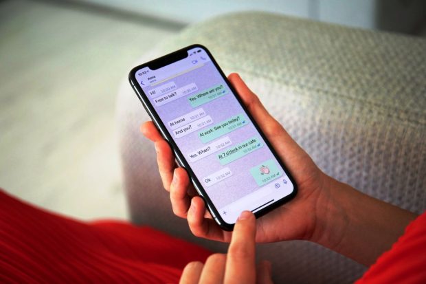 Cum poți trimite pe WhatsApp același mesaj mai multor persoane