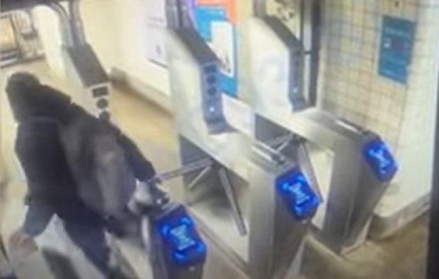 Un bărbat și-a rupt gâtul și a murit pe loc când sărea peste turnichete la metrou, în New York