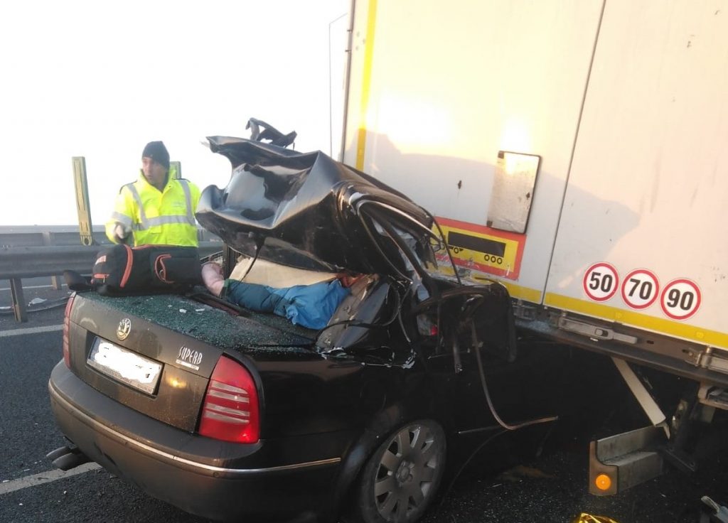 VIDEO | Cine sunt cei trei tineri morți la Nădlac, în mașina strivită sub un TIR. Șoferul vinovat avea 26 de ani