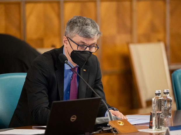 Virgil Popescu s-a îmbolnăvit din nou de COVID. Ministrul are o formă ușoară și s-a izolat acasă