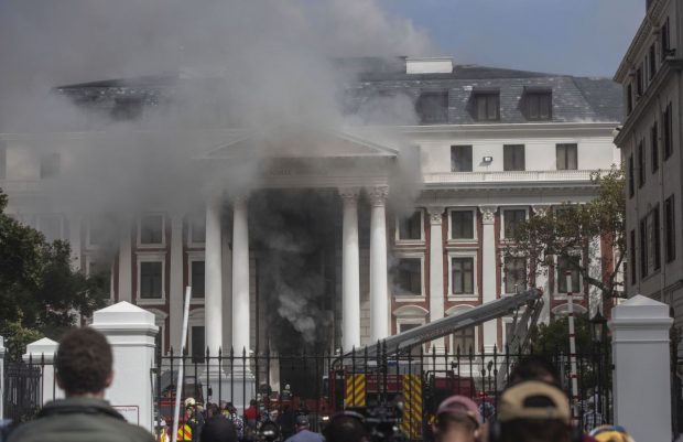 Un bărbat este acuzat de incendiere și furt în urma focului care a distrus parțial clădirea Parlamentului din Cape Town