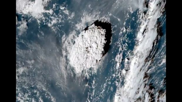 Imagini incredibile, din satelit, cu erupția vulcanului din Tonga. Autoritățile au emis o avertizare de Tsunami