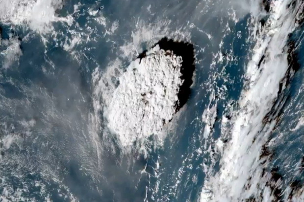 VIDEO. Erupția violentă a vulcanului Tonga, surprinsă de satelit. Autoritățile au emis o avertizare de tsunami