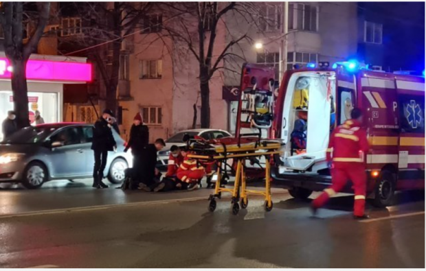 Un pieton care a traversat printr-un loc nepermis în Iași a fost lăsat lat de stradă de un șofer. Poliția îl caută pe agresor