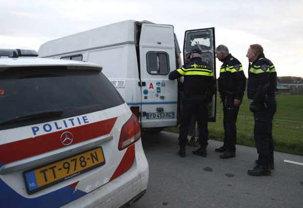 Petrecere cu sute de persoane, în plin lockdown, oprită de Poliție în Olanda