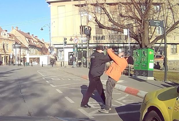Polițist local din Sibiu filmat când loveşte un om al străzii cu pumnul în față