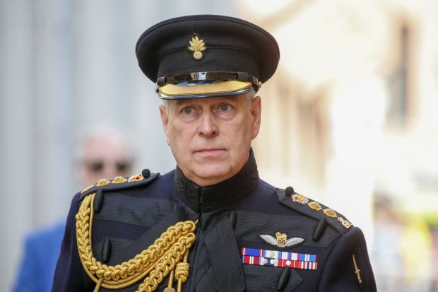 Regina Elisabeta i-a retras Prințului Andrew, acuzat de agresiuni sexuale, toate distincțiile militare și titlul de Alteță Regală