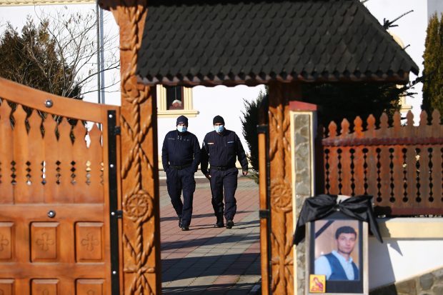 Curtea bisericii unde are loc priveghiul șoferului de microbuz ucis la Bolintin, împânzită de polițiști și jandarmi