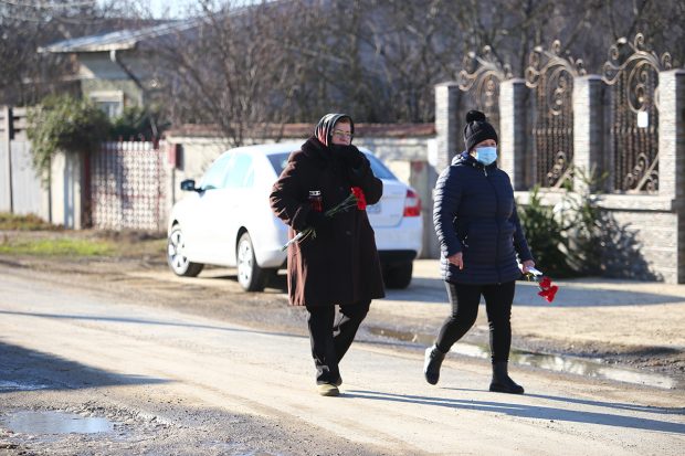 Localnică din Bolintin Vale, la priveghiul șoferului de microbuz omorât cu o piatră: „După ce nu se mai dă pe ecran, nu se mai face nimic”