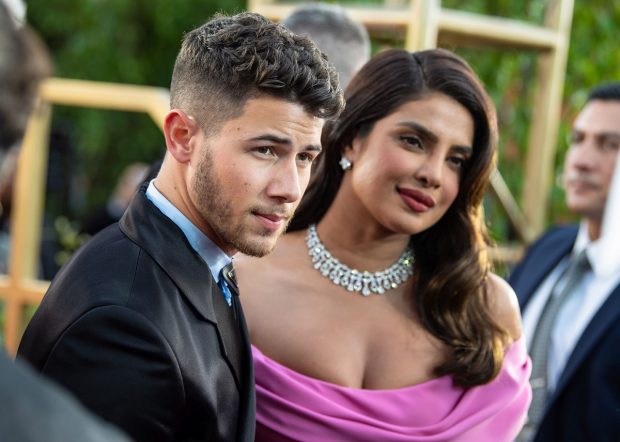 Priyanka Chopra și Nick Jonas au devenit părinți cu ajutorul unei mame-surogat. Au dezvăluit și sexul bebelușului