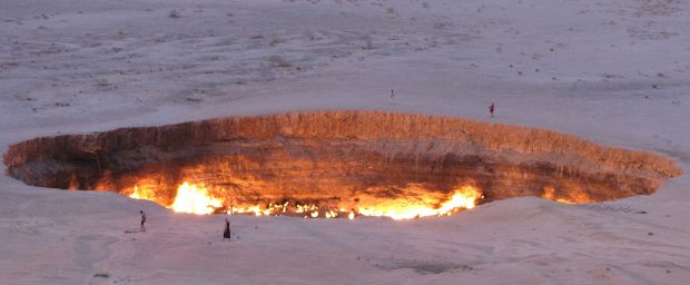 Turkmenistanul vrea să închidă „Poarta iadului”, un crater uriaș care arde de zeci de ani