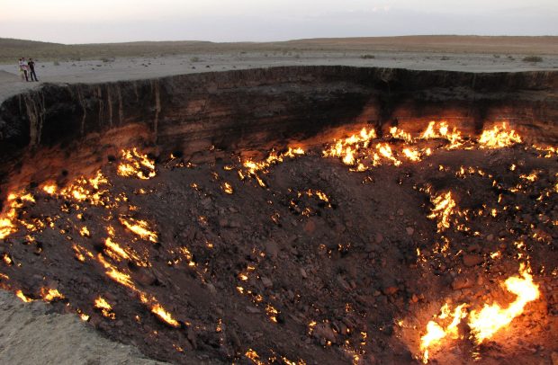 Turkmenistanul vrea să închidă „Poarta iadului”. Efectele craterului uriaș care arde de zeci de ani