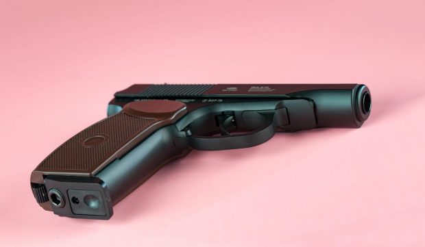 Împușcături în centrul orașul Rm. Vâlcea. Un adolescent a tras cu un pistol de tip airsoft într-un minor cu care se certase