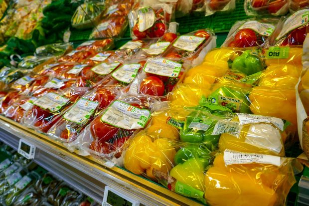 Ambalajele din plastic pentru fructe și legume, interzise în Franța. Președintele Macron: „O adevărată revoluție”