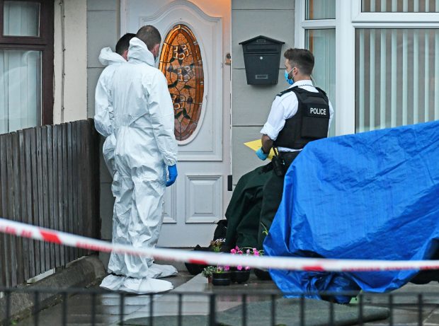 Doi bărbați au mers cu cadavrul unui om la oficiul poștal pentru a-i ridica pensia, în Irlanda. Autoritățile au deschis o anchetă