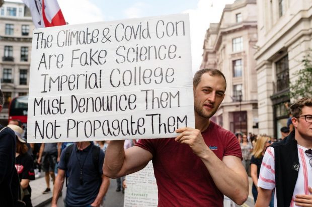 Teoria conspirației se poate muta în 2022 de la COVID la schimbările climatice. Vor fi prezentate politicile ecologice ca o ”pierdere a libertăților civile”?