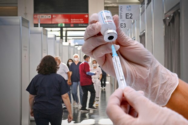 Vaccinarea obligatorie împotriva COVID este greu de impus. Austria și Germania au aflat deja acest lucru