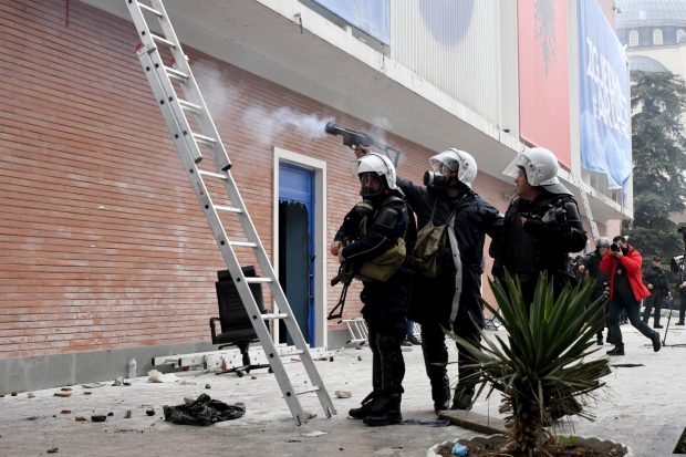 Revoltă în Albania. Poliţia a folosit gaze lacrimogene şi tunuri cu apă, după ce sediul central al Partidului Democrat a fost luat cu asalt de protestatari