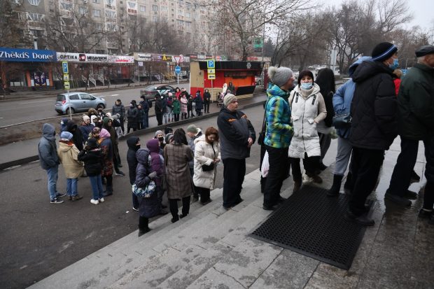 „Nu mai găsim nici pâine, nici lapte, nici cartofi”. Urmările revoltei din Kazahstan: oamenii stau la cozi, dar de multe ori degeaba