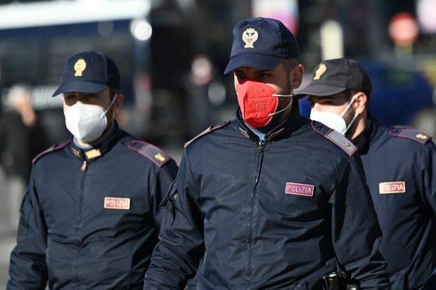 Italia renunţă la masca de protecţie în aer liber