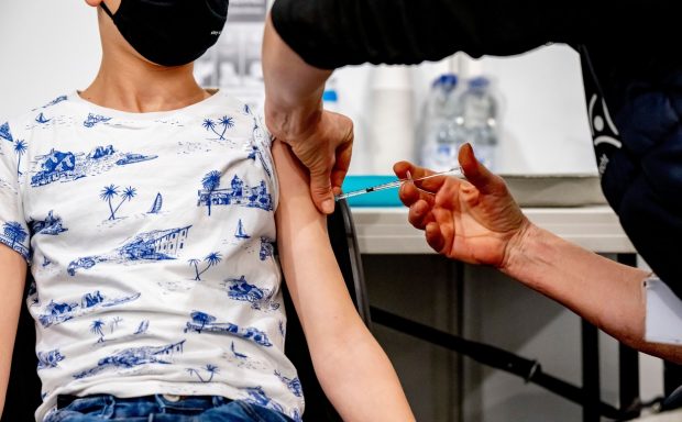 Începe vaccinarea anti-COVID a copiilor de 5-11 ani. Cu ce ser se face imunizarea și ce pași trebuie urmați