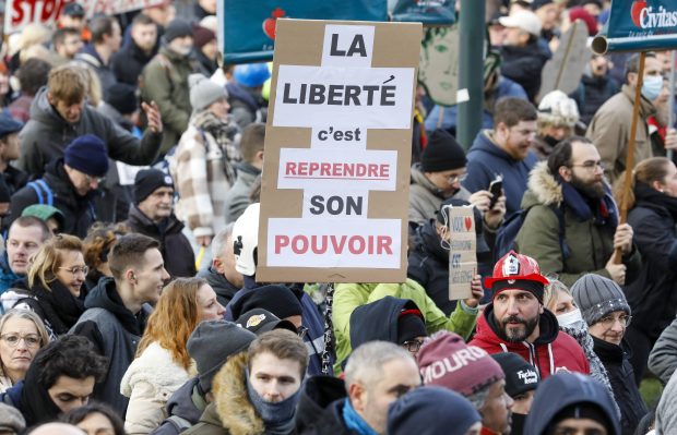 Proteste față de măsurile anti-COVID la Bruxelles. Manifestanții acuză că restricțiile „duc la polarizarea societății”