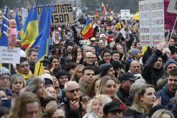 Protest de amploare la Bruxelles față de măsurile sanitare. Ciocniri între poliție și manifestanți
