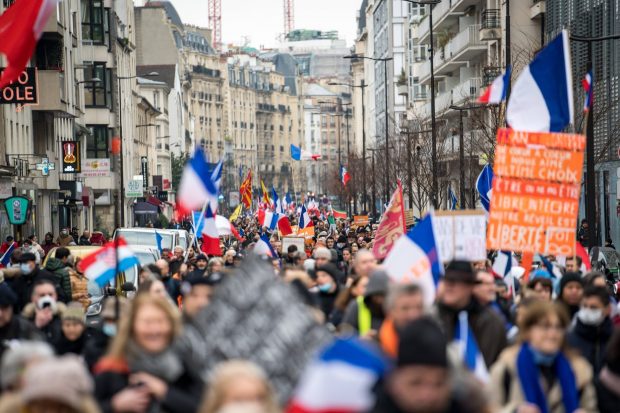 Proteste față de pașapoartele COVID în mai multe capitale europene. Mii de oameni în stradă