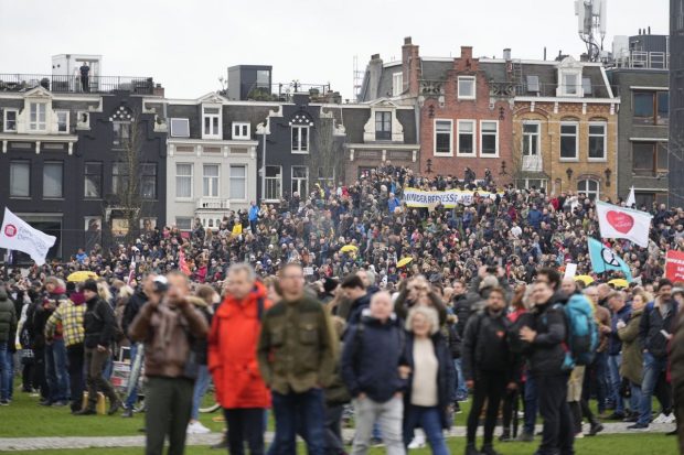 Mii de oameni protestează la Amsterdam față de restricții. Țara e în lockdown din 19 decembrie