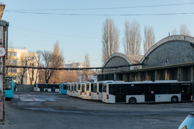 Investiții puține, bilete scumpe, multe accidente și licitații controversate. Cum arată compania care a blocat transportul public în Capitală