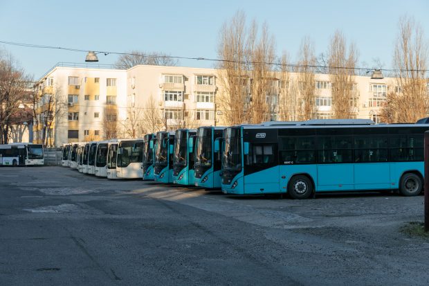 Greva angajaților STB s-a încheiat. Autobuzele, troleibuzele și tramvaiele au ieșit azi pe trasee