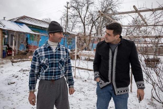 „Salut, sunt George”. Fața nevăzută a liderului AUR George Simion, cum își face campanie în casele oamenilor