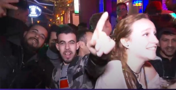 Relaxarea restricțiilor a adunat străini în noaptea de Revelion. Cum s-a chefuit în Centrul Vechi din Capitală