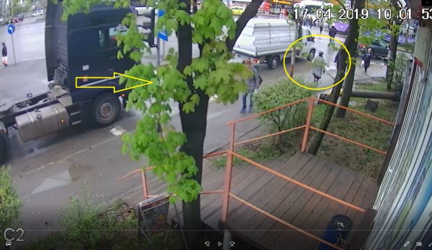 VIDEO | O femeie a fost accidentată mortal pe o trecere de pietoni, pe verde, și târâtă 17 metri. Procurorii au clasat dosarul și spun că șoferul nu era obligat să oprească
