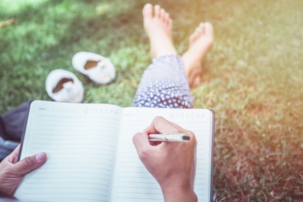 Cum te ajută scrisul într-un jurnal să gestionezi mai bine stresul