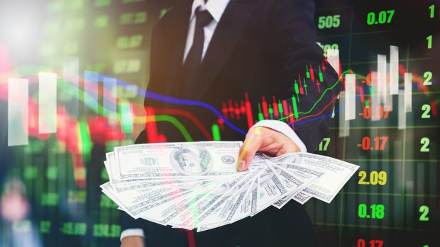 Metoda prin care un broker condamnat în Cipru făcea rost de investitori la București. Asaltat de plângeri penale, se apără: „E ruletă, e cazino”