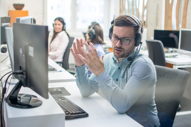 Ce salariu primești dacă lucrezi într-un call-center. „Pe o limbă străină precum olandeza sau daneza, salariile pot fi chiar triple”