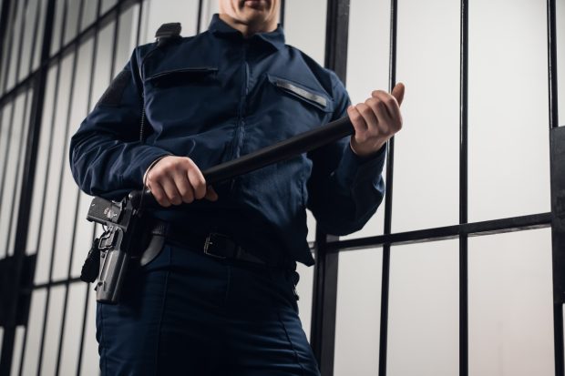 Mesajele unui gardian către soția deținutului de la care lua mită direct în contul bancar: „Este și va fi în inima mea. M-a salvat de multe ori financiar și moral”