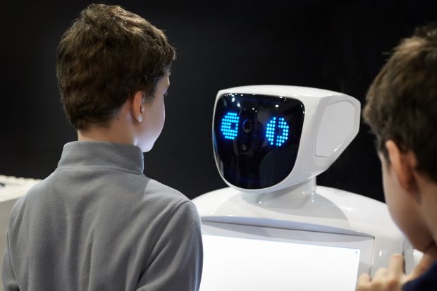 Inovația care poate fi utilă și post-pandemie: În Germania, un robot merge la școală în locul unui copil bolnav
